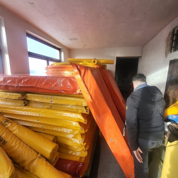 Netze für Skipisten, Schutzmatratzen und verschiedene Materialien