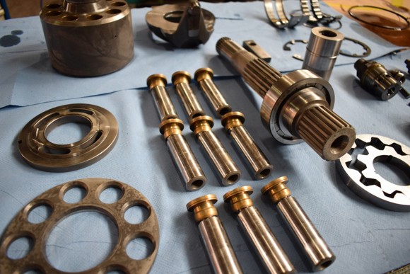 Ihr zuverlässiger Partner in der Schweiz für Hydraulikrevisionen, Pumpenservice und Austauschpumpen für Pistenfahrzeuge